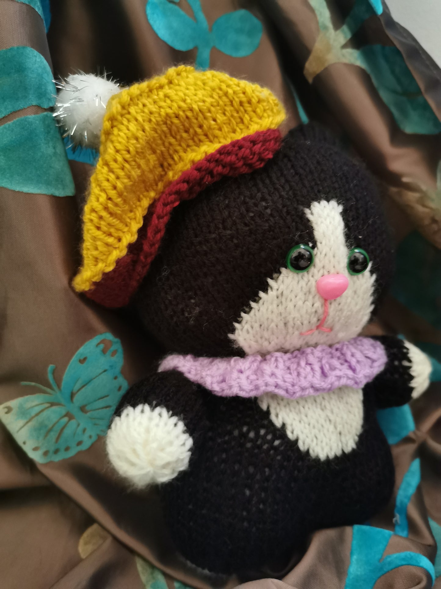 Peluche chat avec le beret tricoté à la main