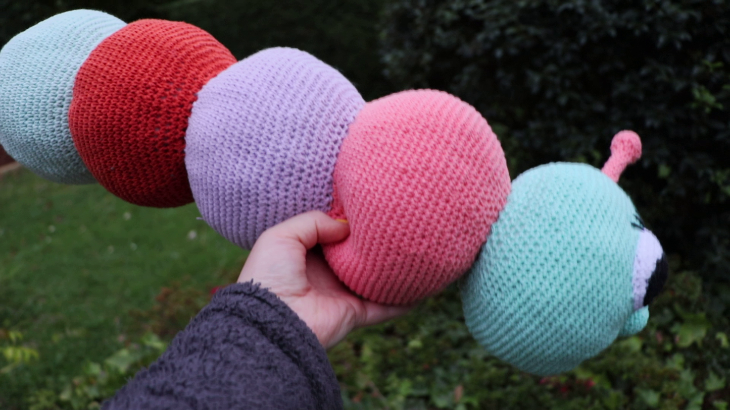 Chenille boudin de porte ou coussin au crochet