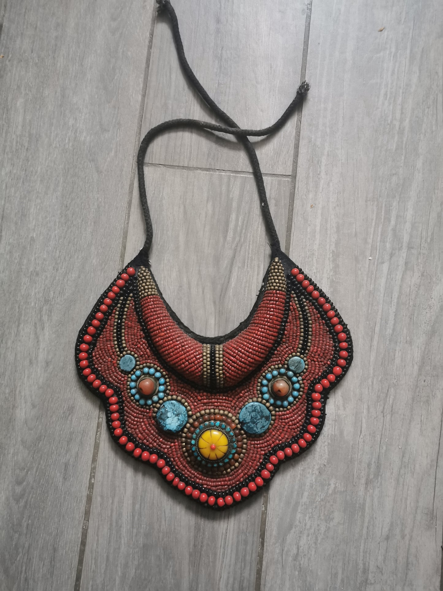 Collier plastron ethnique perles et pierres