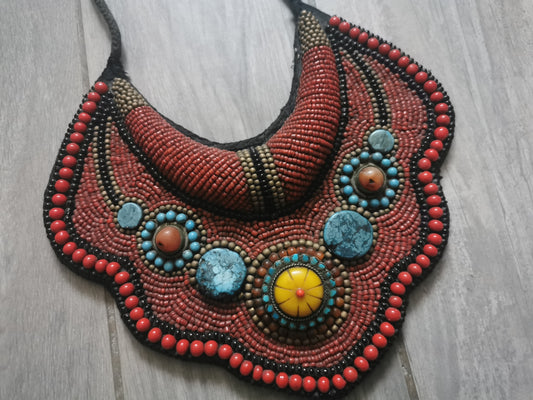Collier plastron ethnique perles et pierres