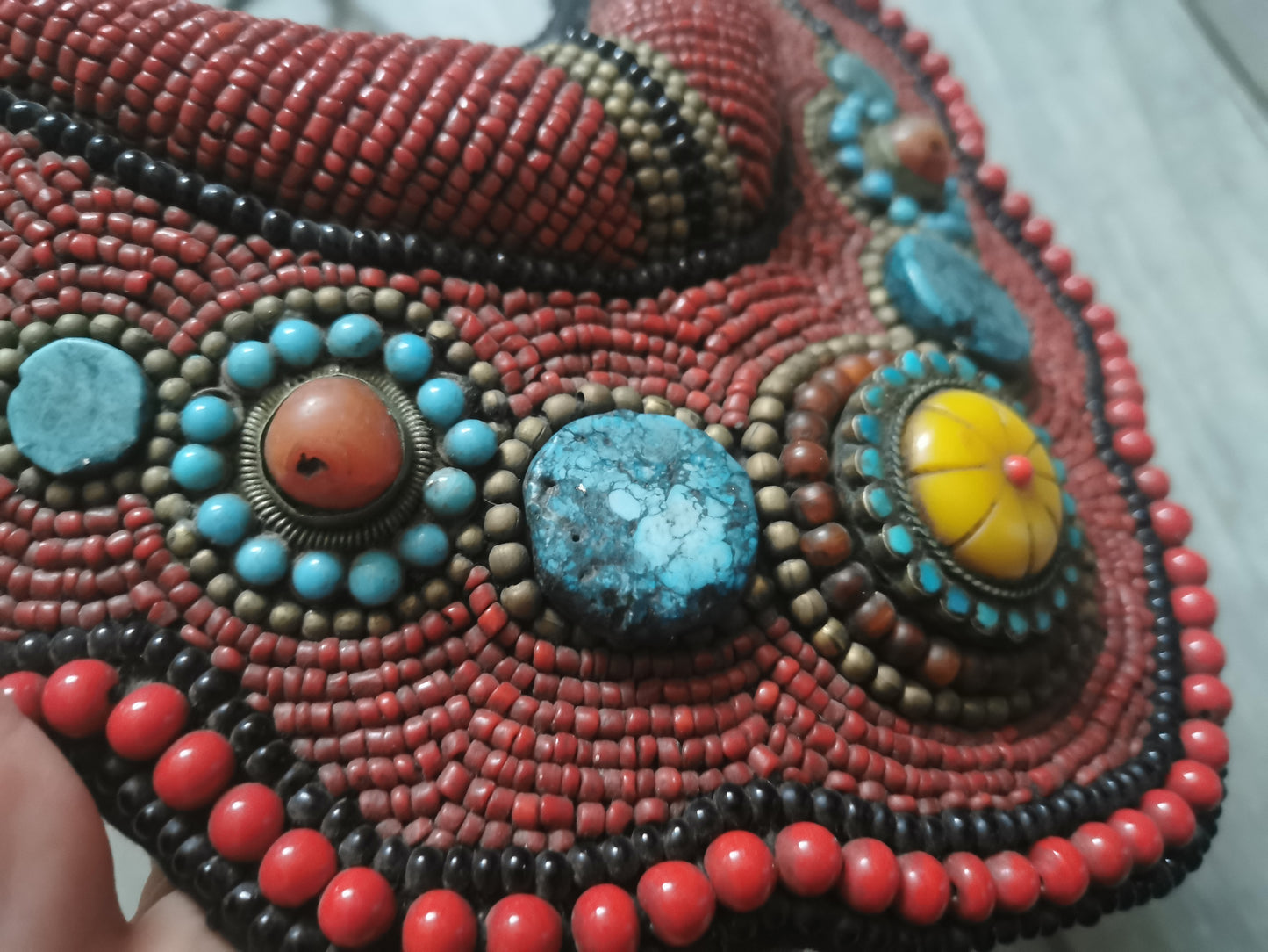 Collier plastron ethnique perles et pierres