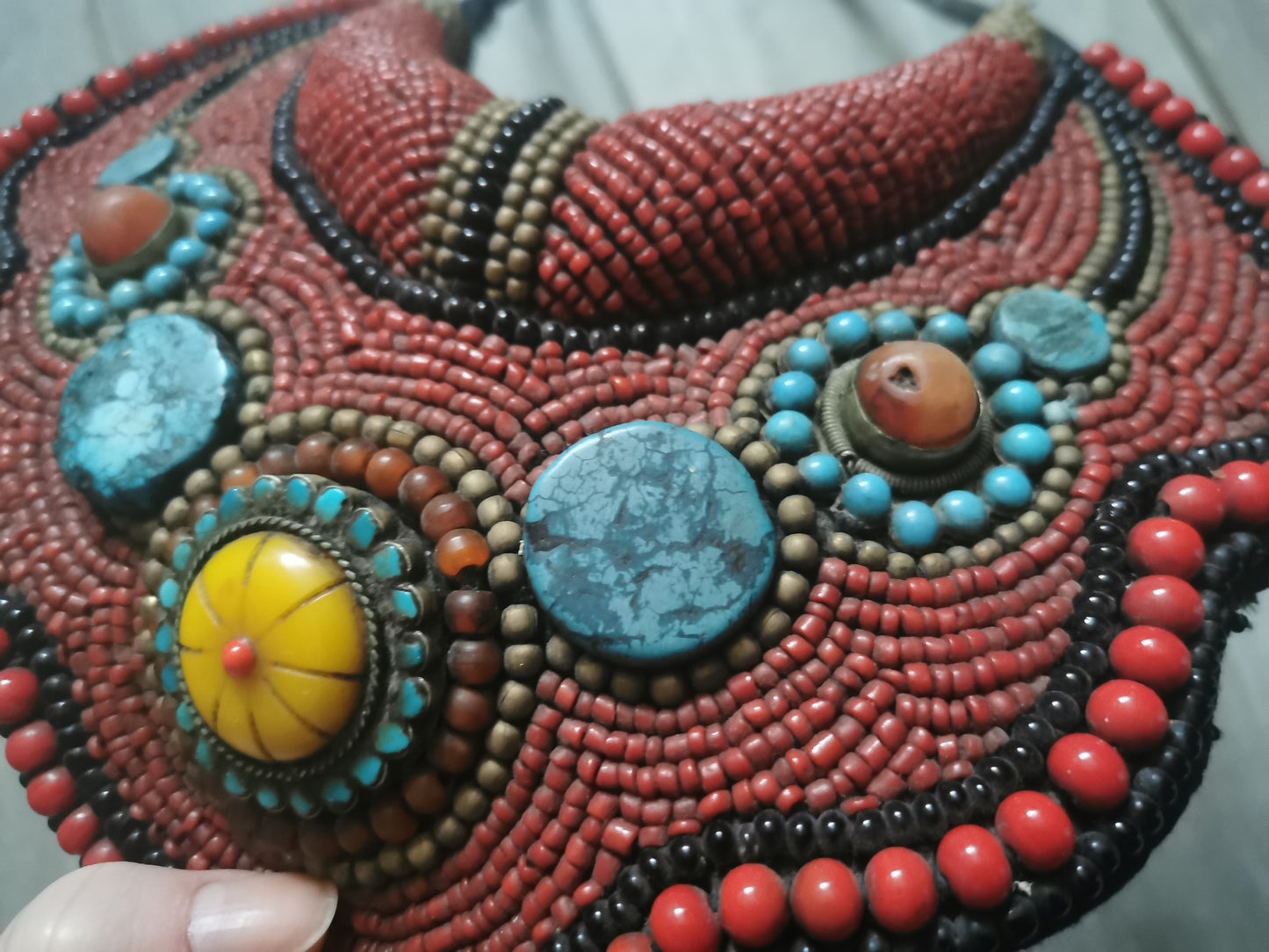 Collier plastron ethnique perles et pierres
