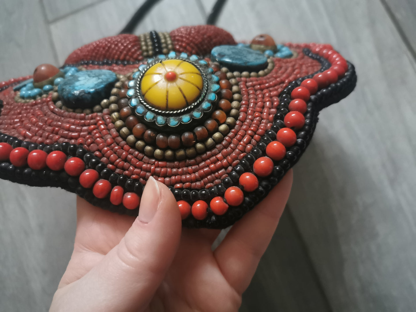 Collier plastron ethnique perles et pierres
