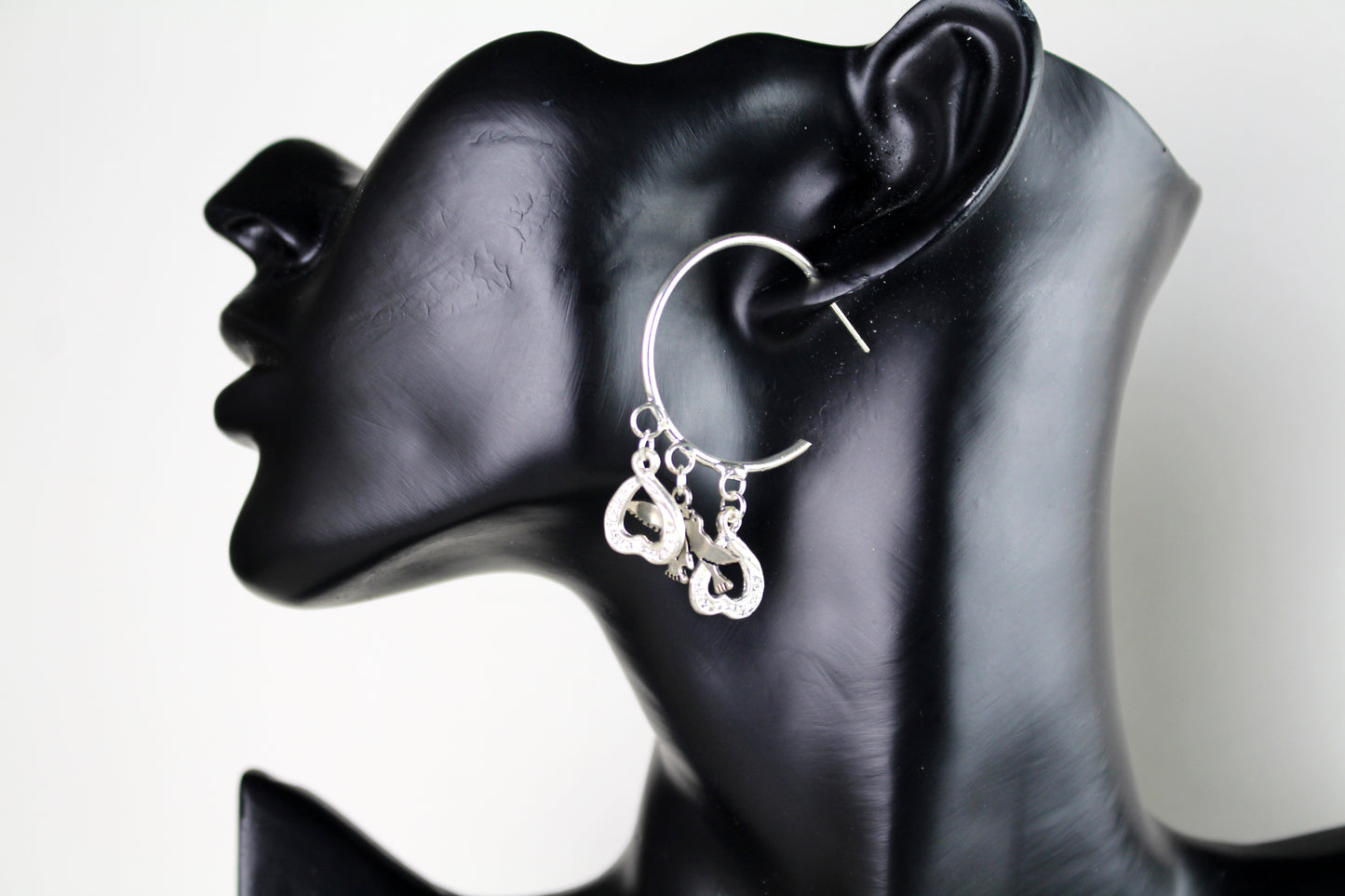 Boucles d'oreilles créoles cœurs argentés à strass et colombes