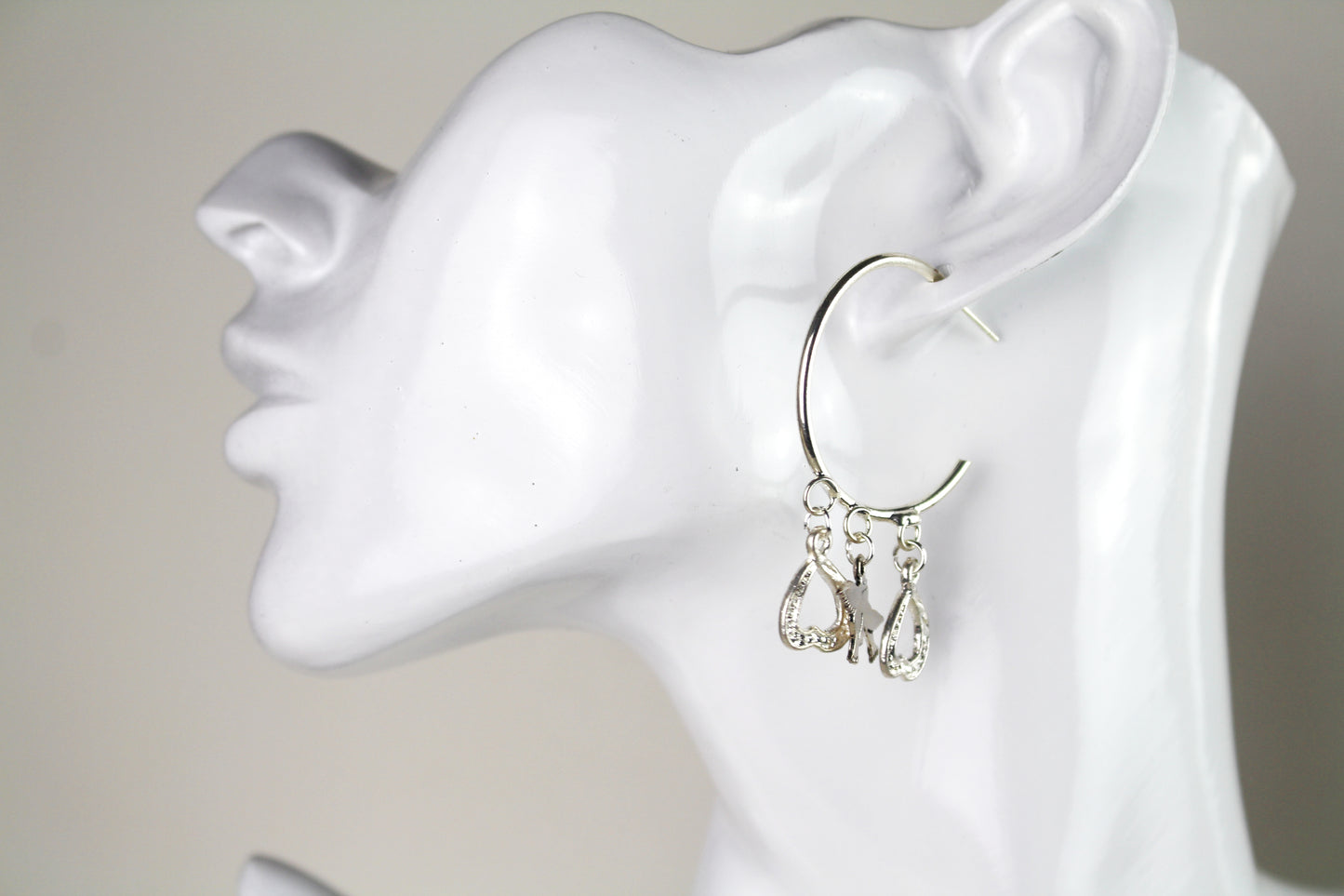Boucles d'oreilles créoles cœurs argentés à strass et colombes