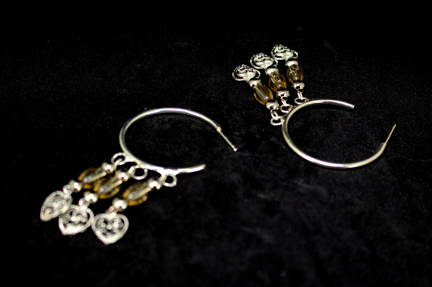 Boucles d'oreilles créoles argentées avec des perles en verre