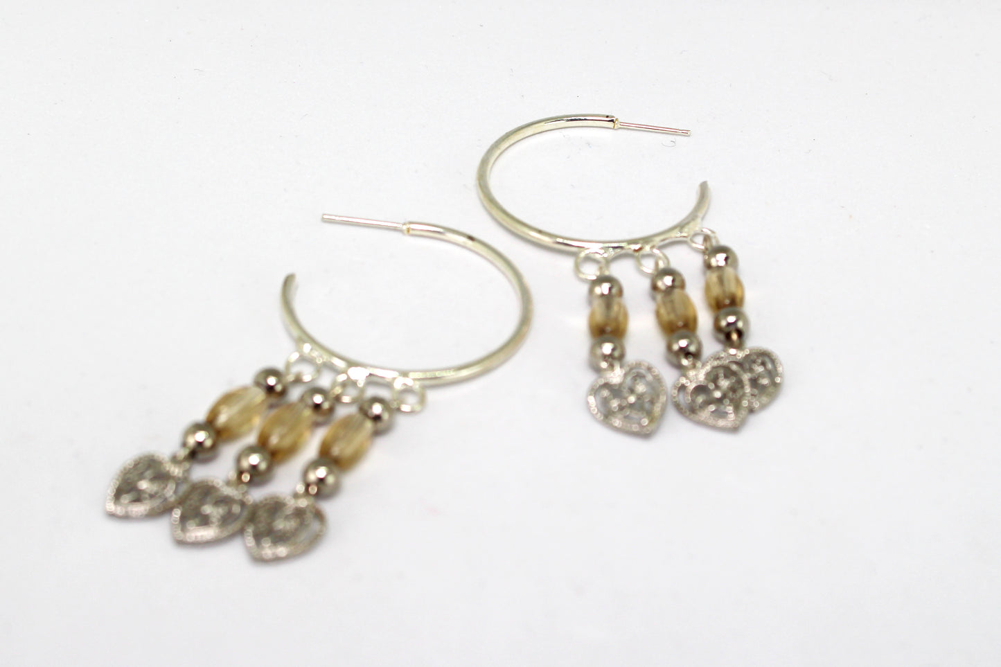 Boucles d'oreilles créoles argentées avec des perles en verre