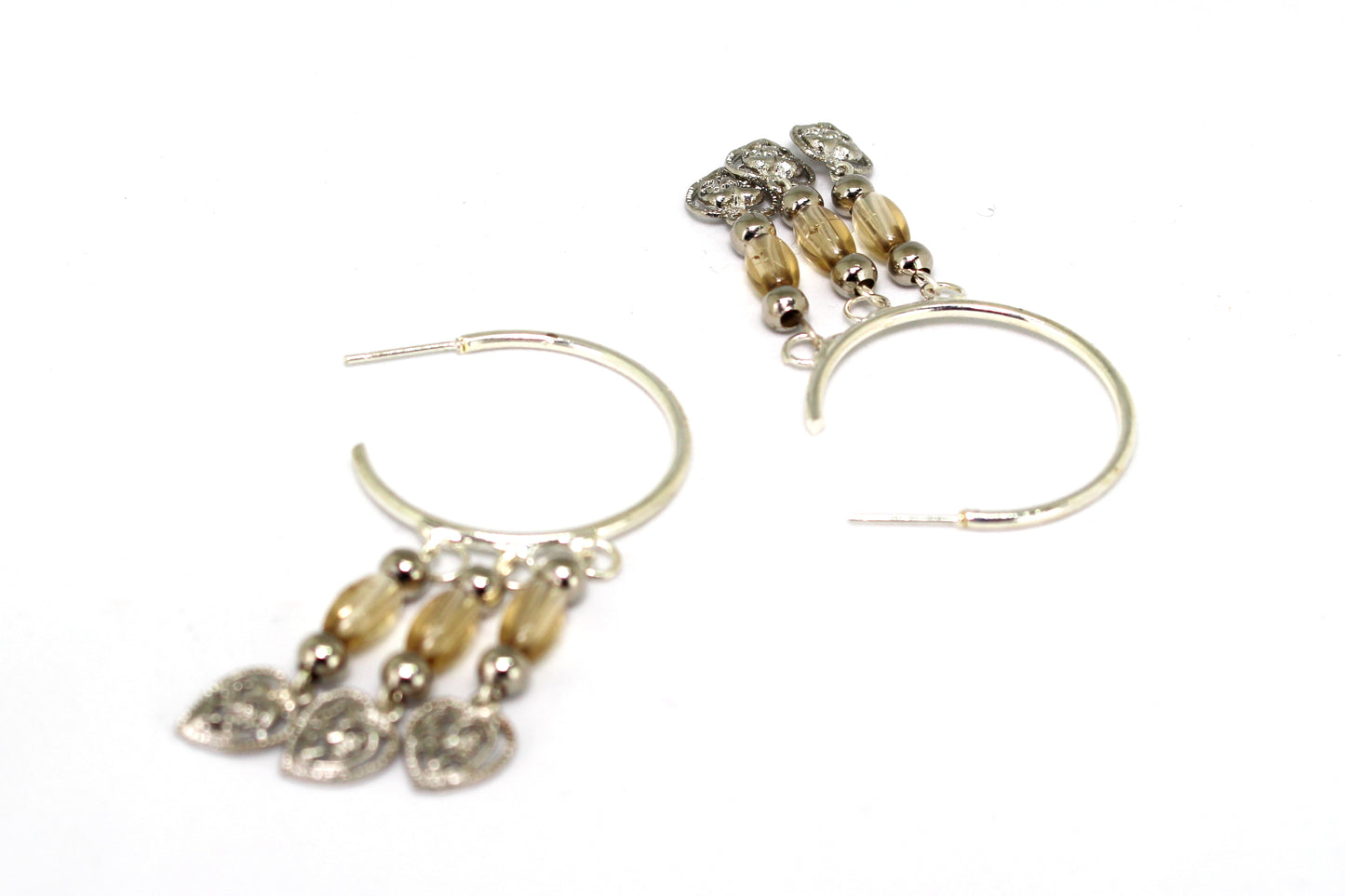 Boucles d'oreilles créoles argentées avec des perles en verre