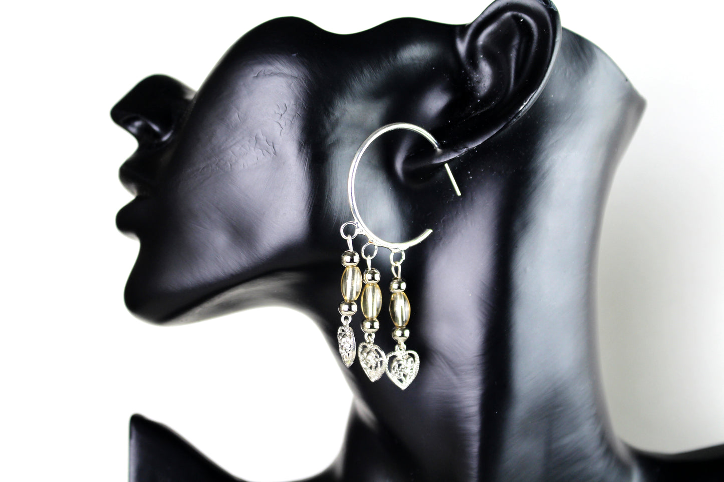 Boucles d'oreilles créoles argentées avec des perles en verre