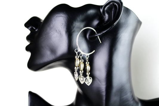 Boucles d'oreilles créoles argentées avec des perles en verre