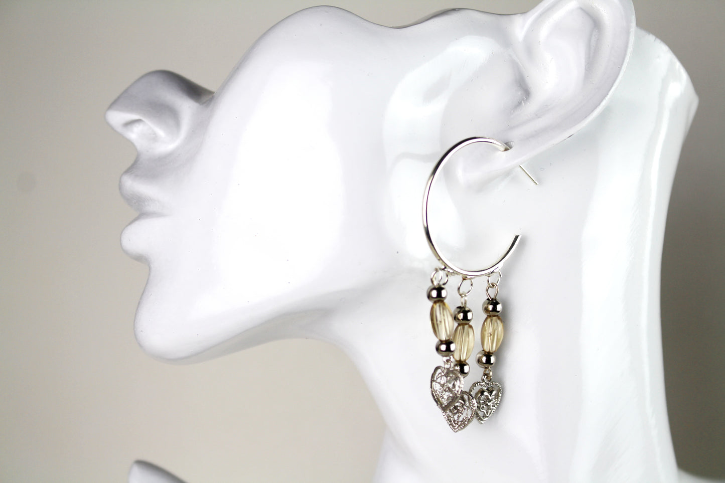 Boucles d'oreilles créoles argentées avec des perles en verre