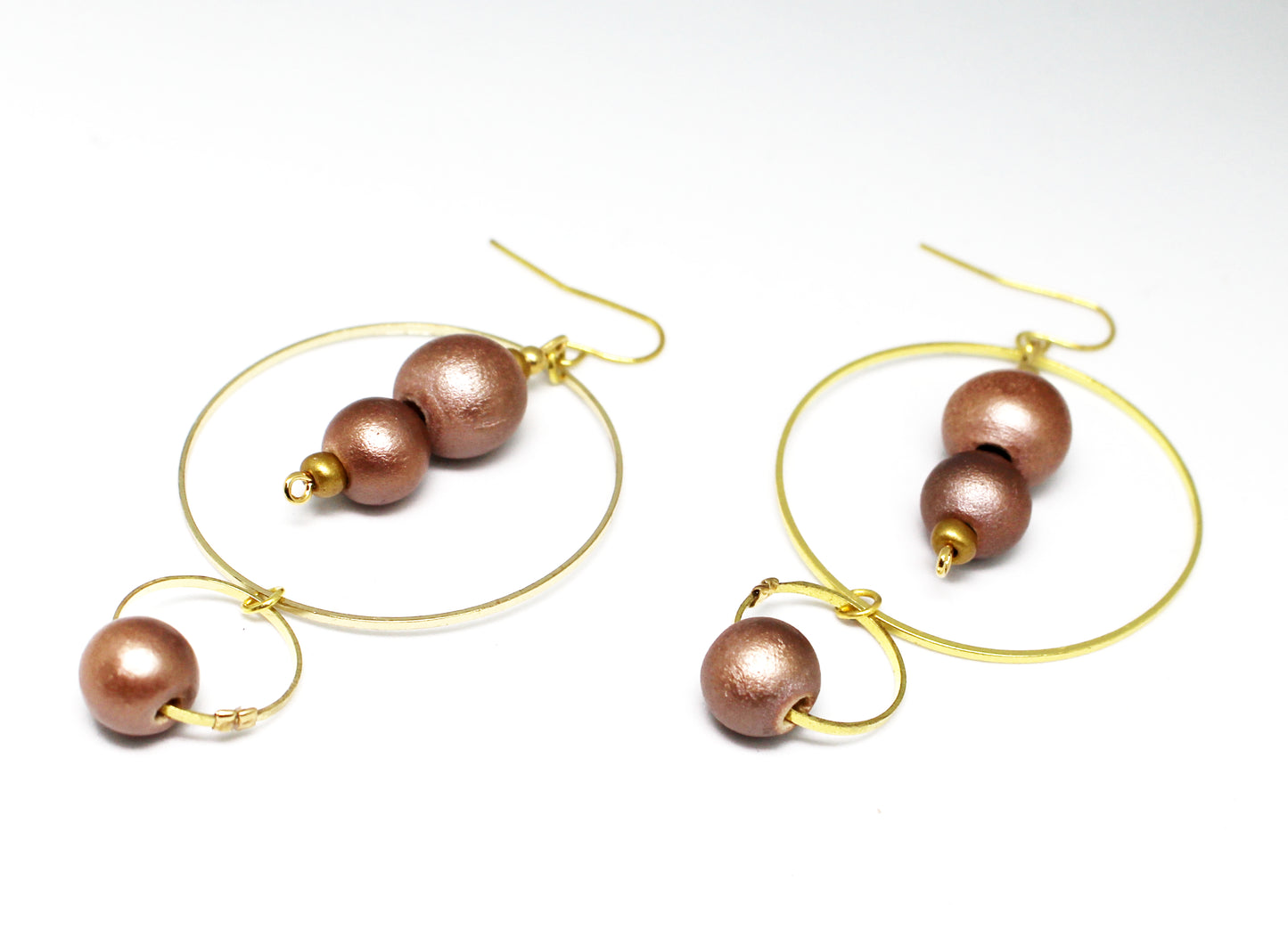 Boucles d'oreilles créoles dorées doubles avec perles de bois vieux rose