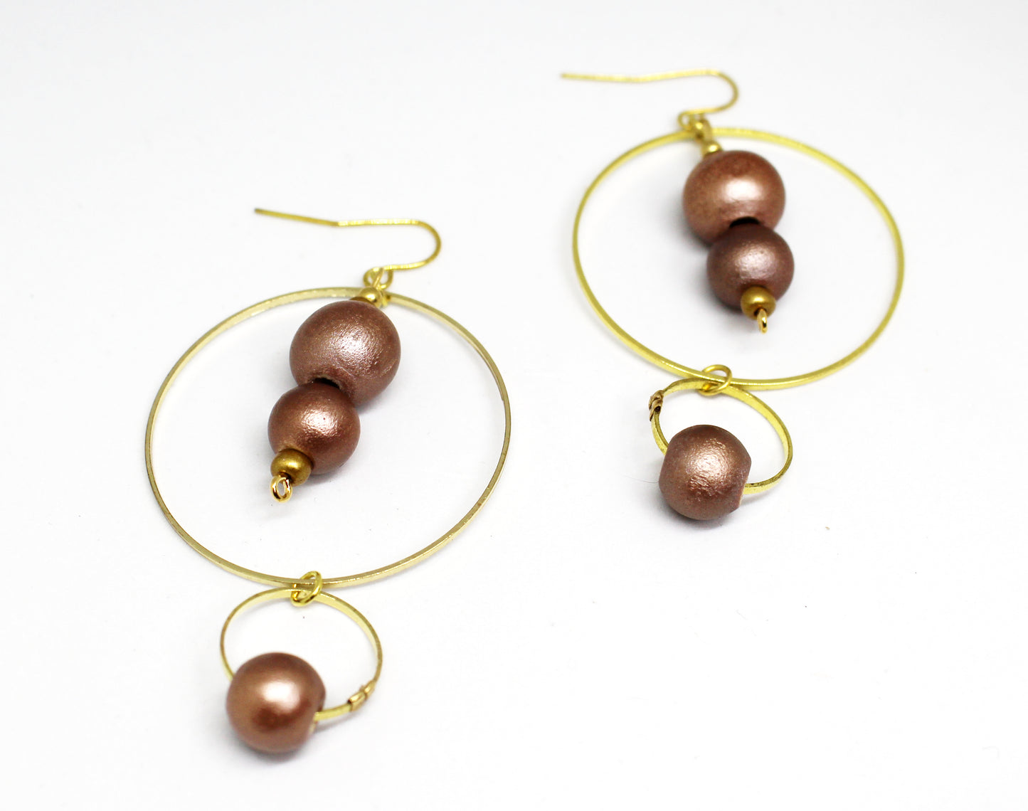 Boucles d'oreilles créoles dorées doubles avec perles de bois vieux rose