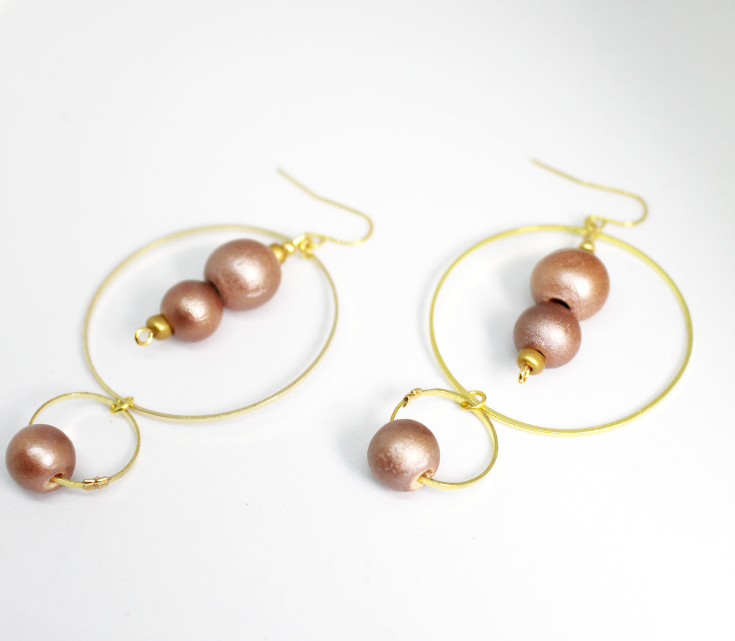 Boucles d'oreilles créoles dorées doubles avec perles de bois vieux rose