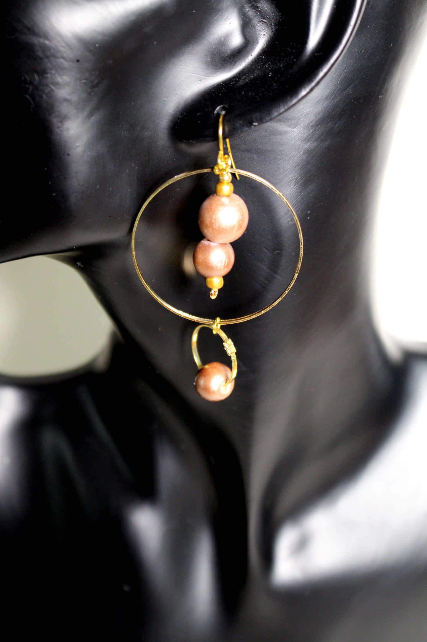 Boucles d'oreilles créoles dorées doubles avec perles de bois vieux rose