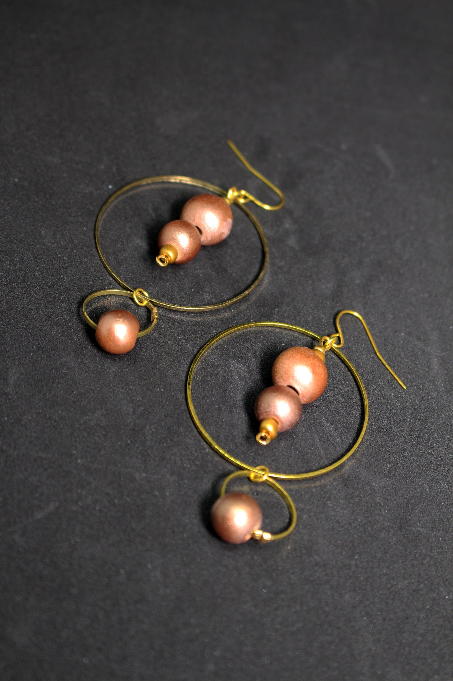 Boucles d'oreilles créoles dorées doubles avec perles de bois vieux rose
