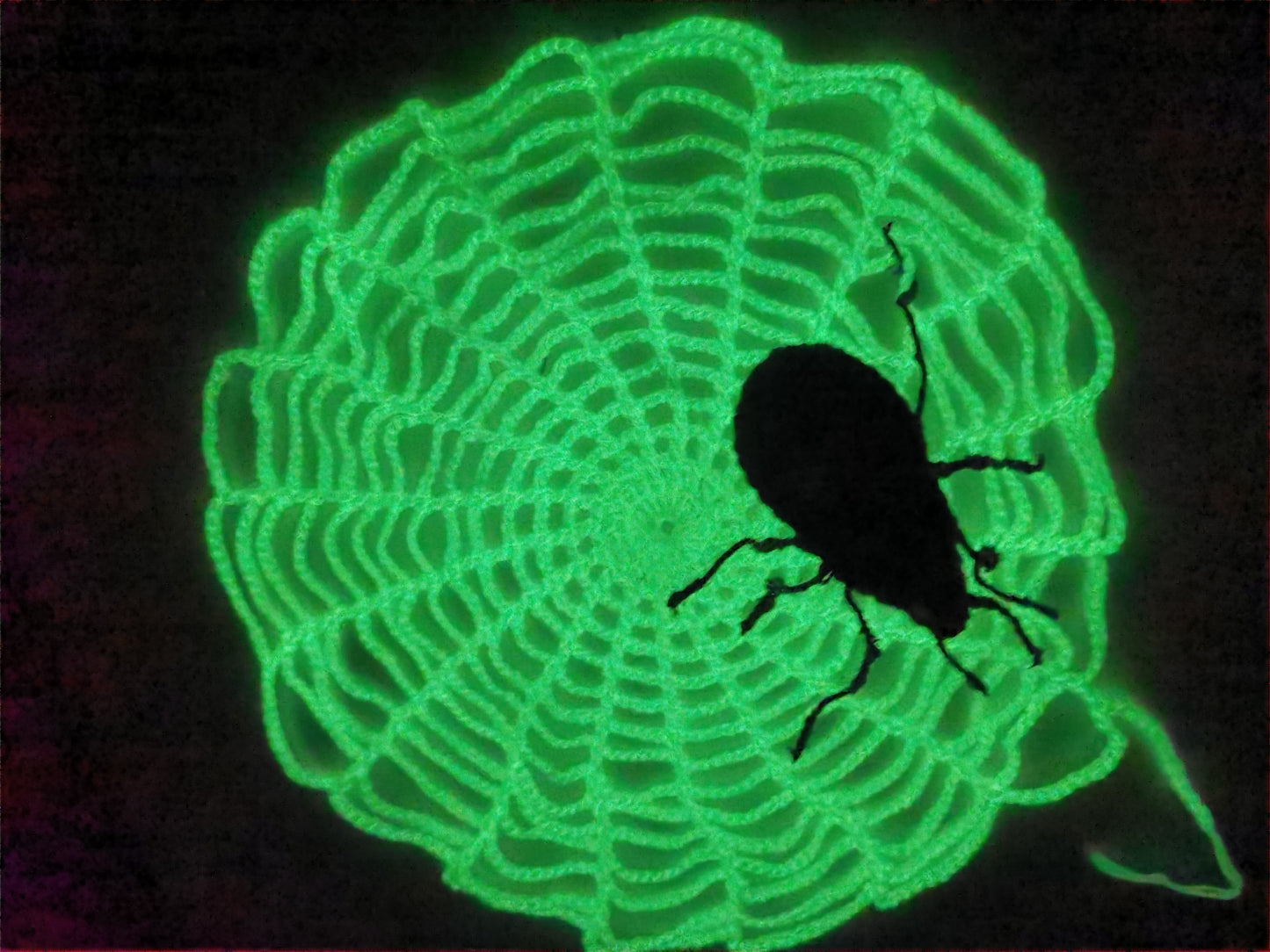 Décoration Halloween Araignée avec sa toile fluorescente