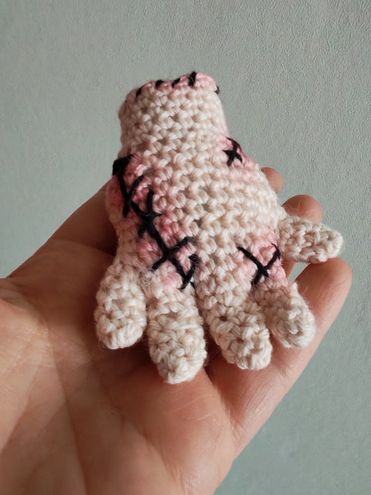 La Chose (Thing), amigurumi-figurine au crochet le célèbre personnage de la famille Addams
