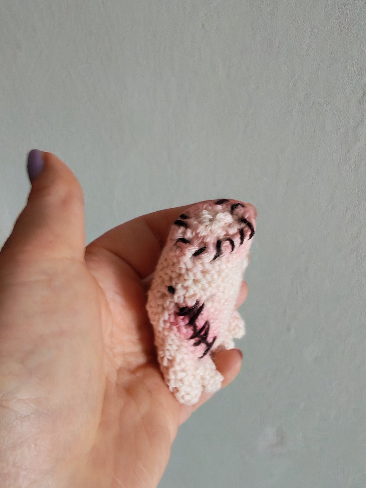 La Chose (Thing), amigurumi-figurine au crochet le célèbre personnage de la famille Addams