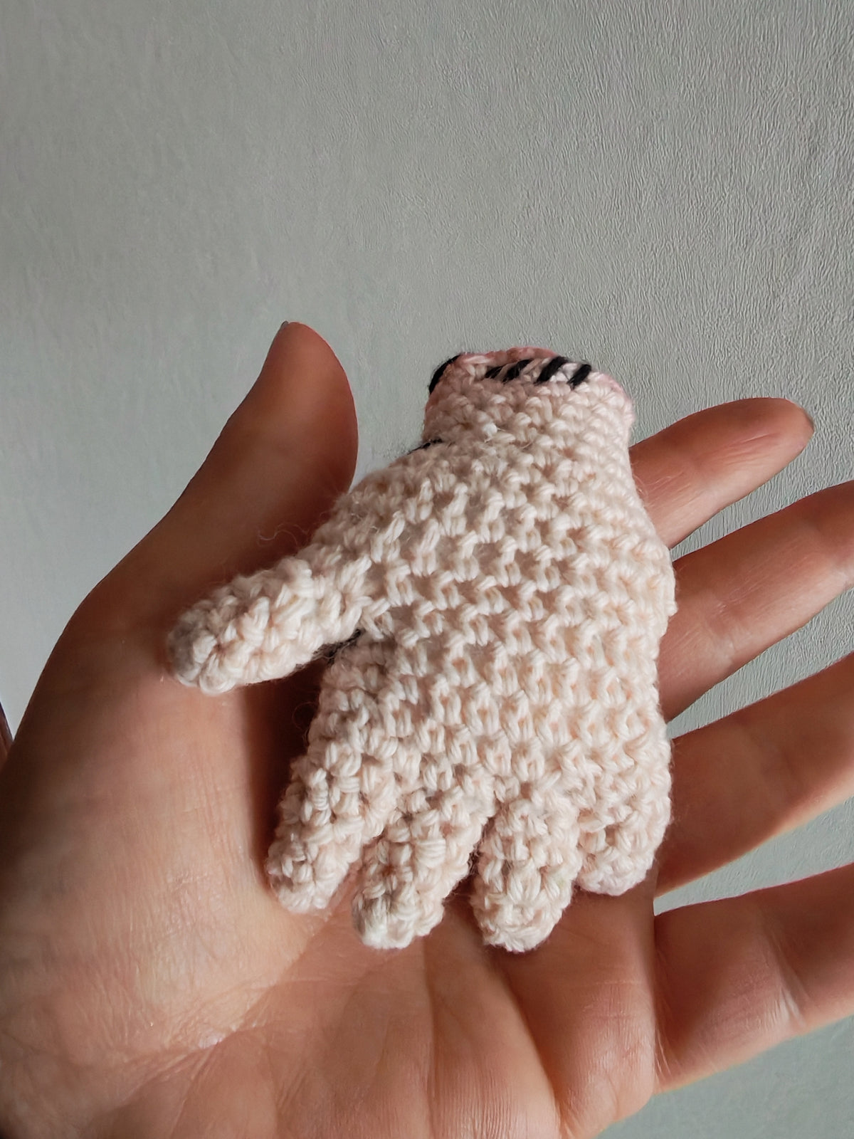 La Chose (Thing), amigurumi-figurine au crochet le célèbre personnage de la famille Addams