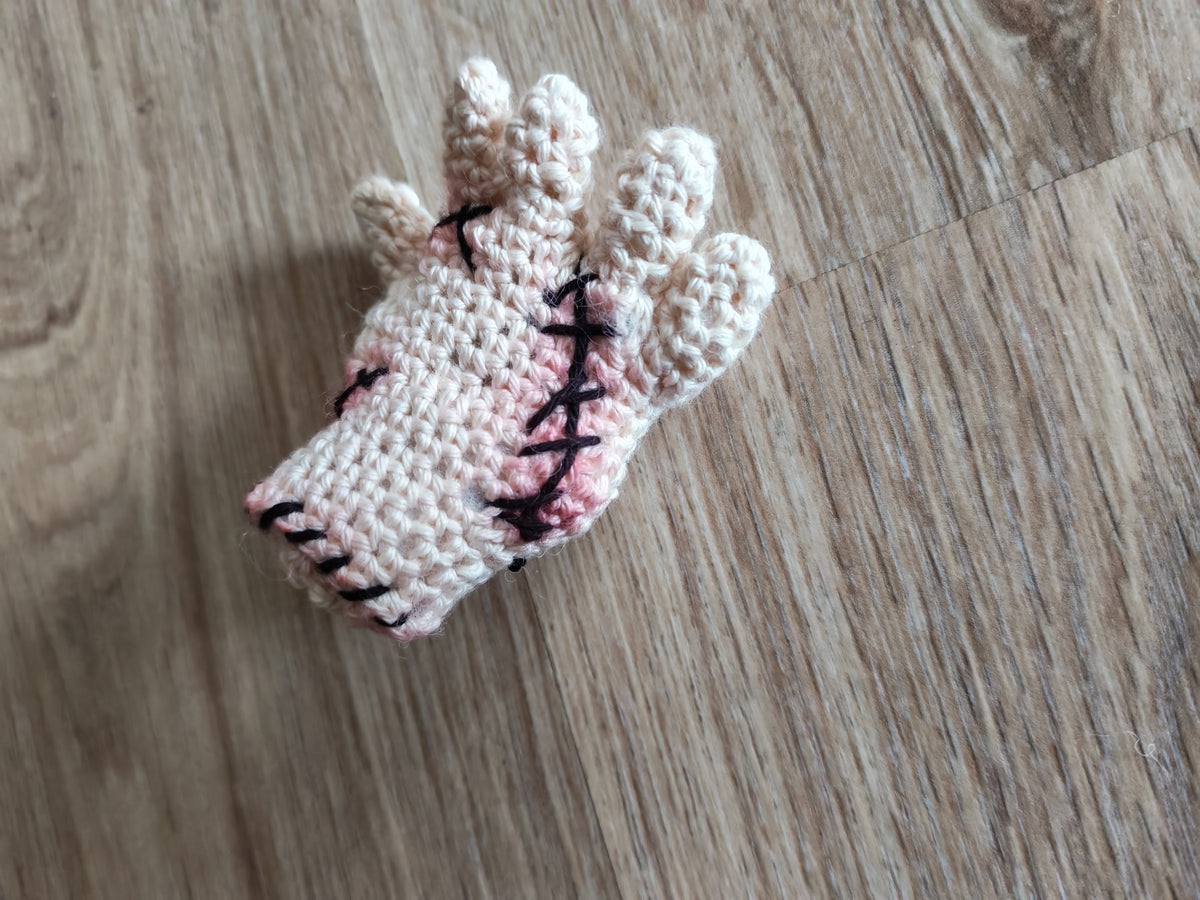 La Chose (Thing), amigurumi-figurine au crochet le célèbre personnage de la famille Addams