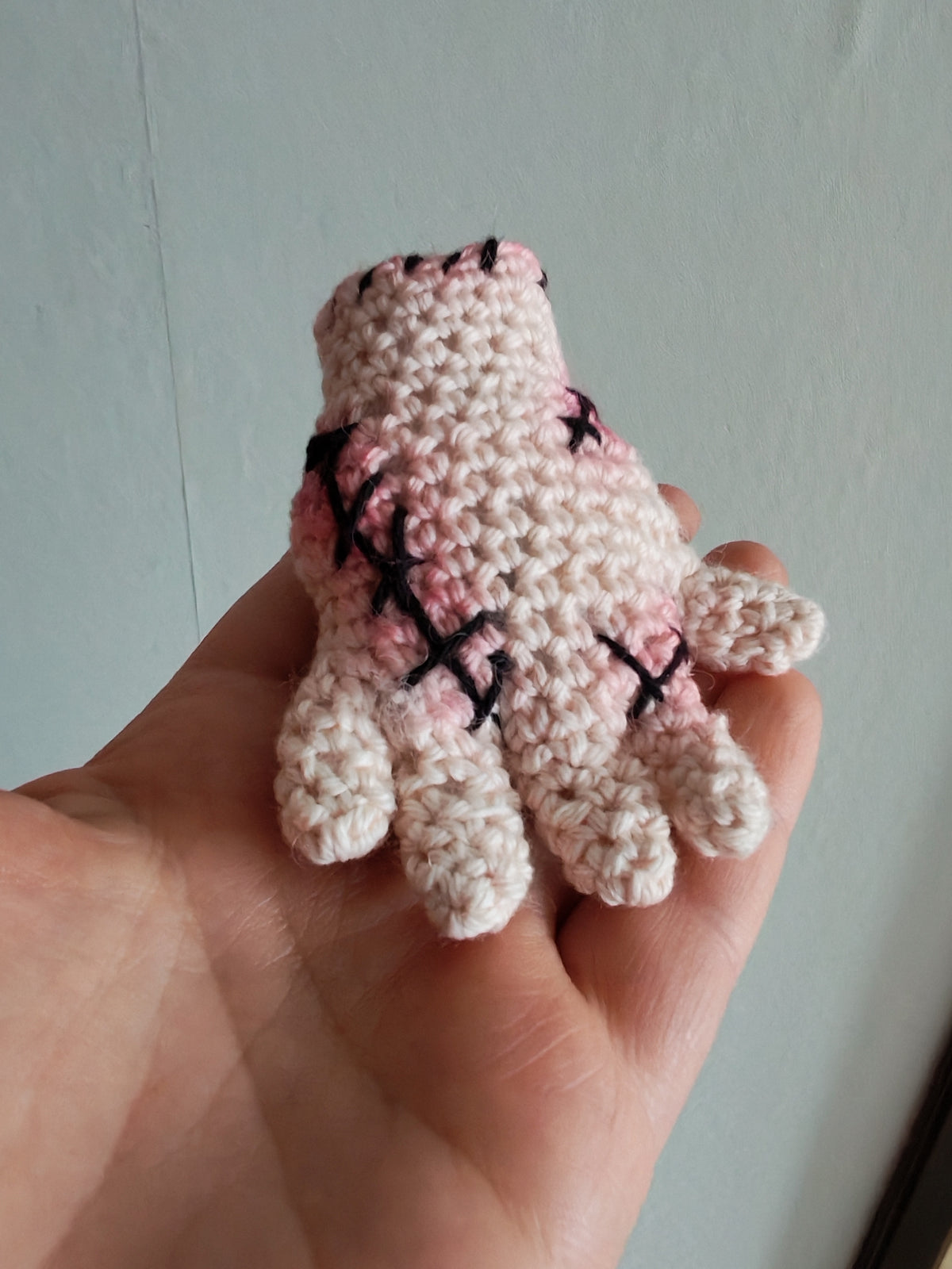 La Chose (Thing), amigurumi-figurine au crochet le célèbre personnage de la famille Addams