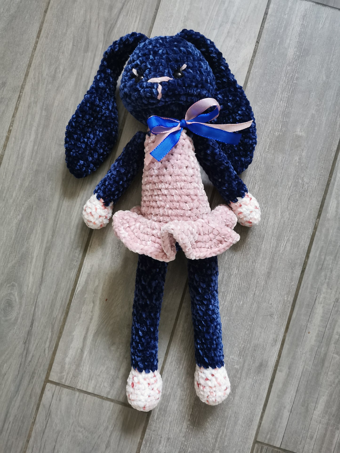 Amigurumi lapine peluche au crochet velvet bleu marine et rose
