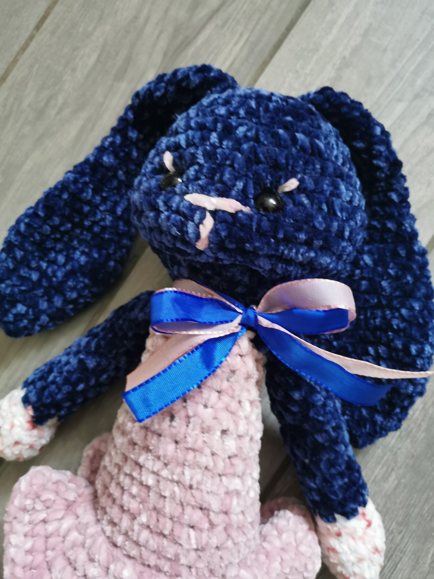 Amigurumi lapine peluche au crochet velvet bleu marine et rose