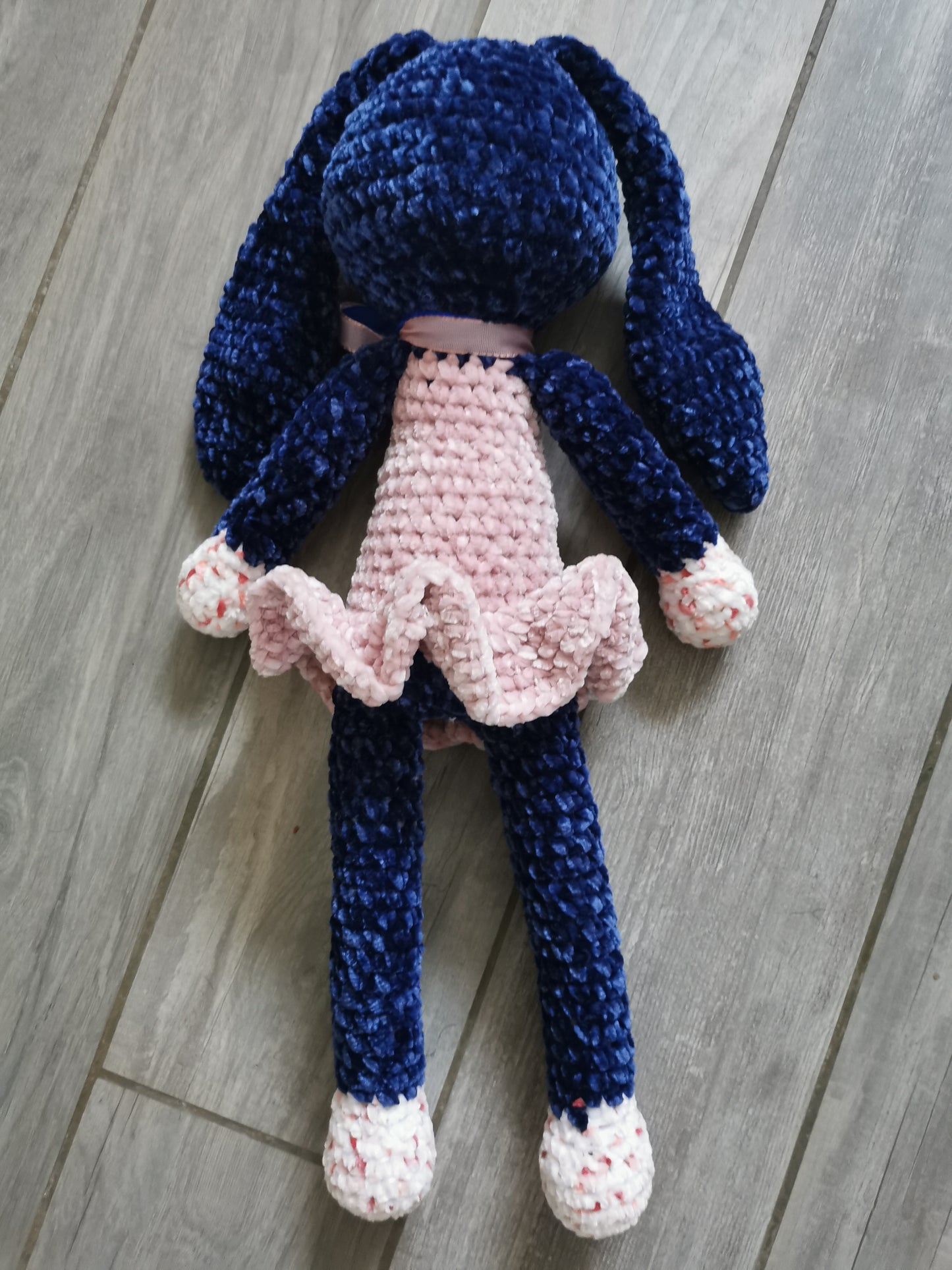 Amigurumi lapine peluche au crochet velvet bleu marine et rose