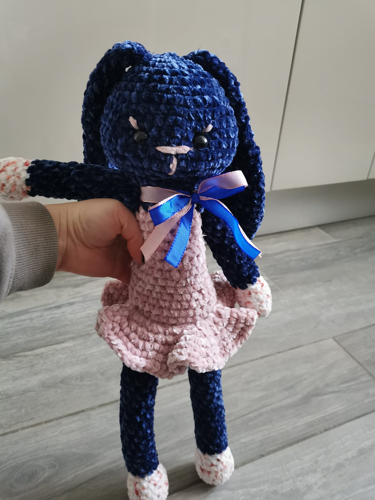 Amigurumi lapine peluche au crochet velvet bleu marine et rose