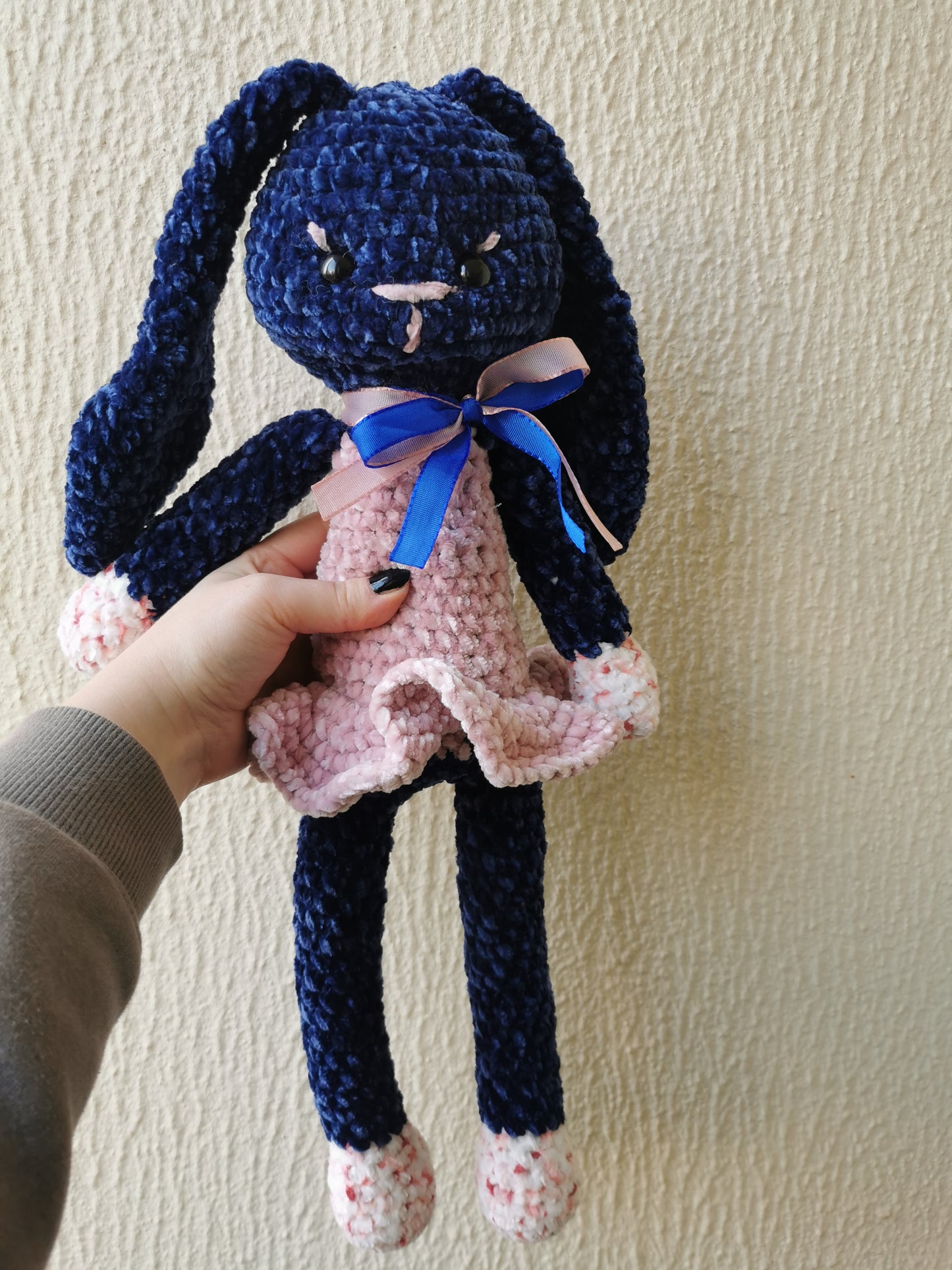 Amigurumi lapine peluche au crochet velvet bleu marine et rose