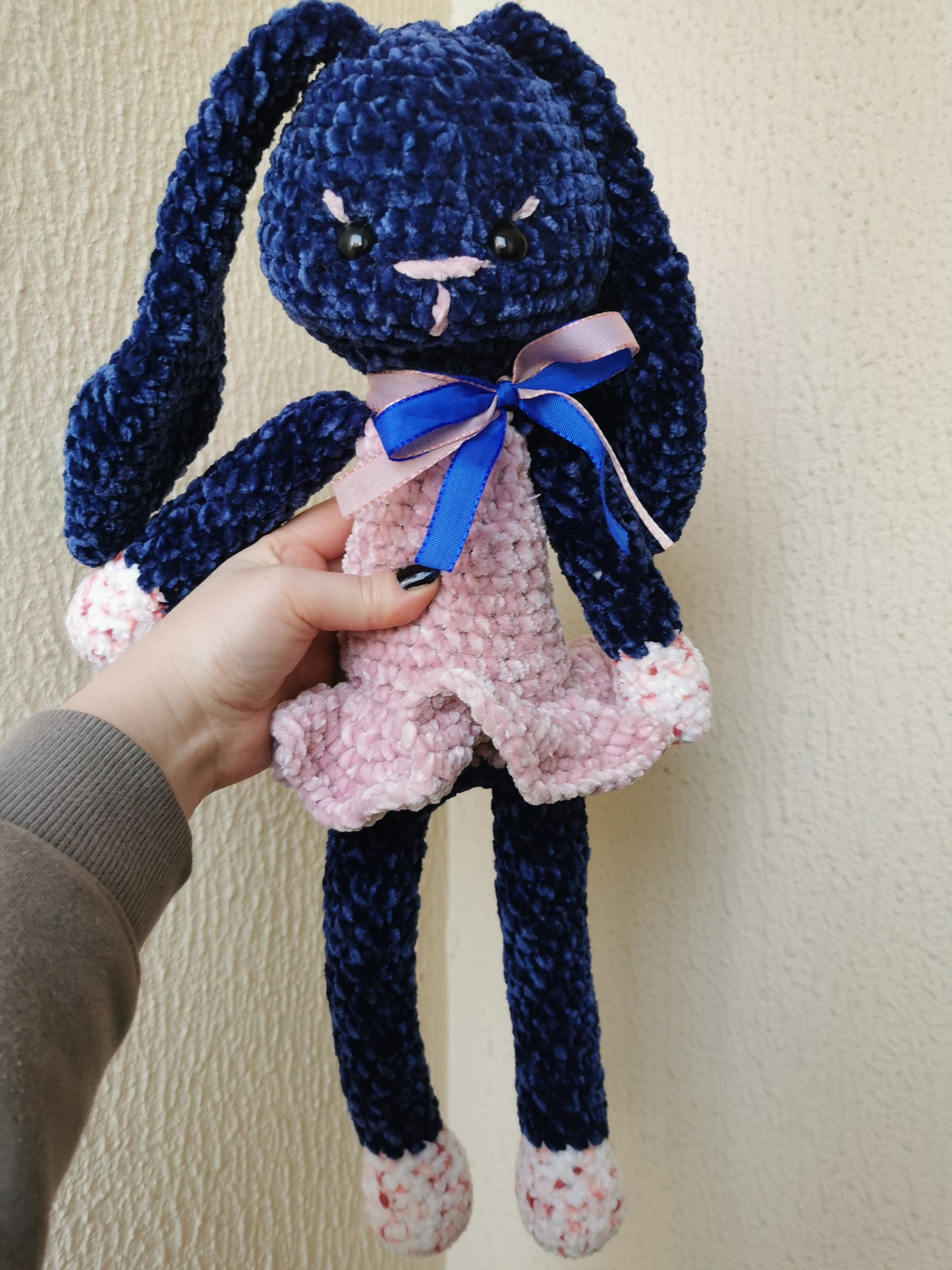 Amigurumi lapine peluche au crochet velvet bleu marine et rose
