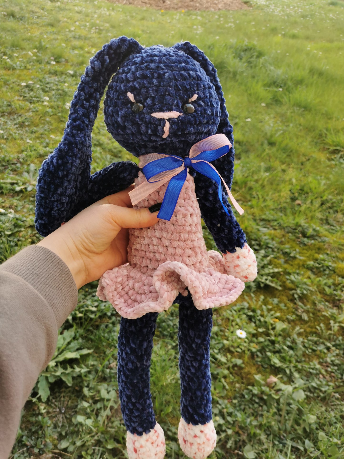 Amigurumi lapine peluche au crochet velvet bleu marine et rose