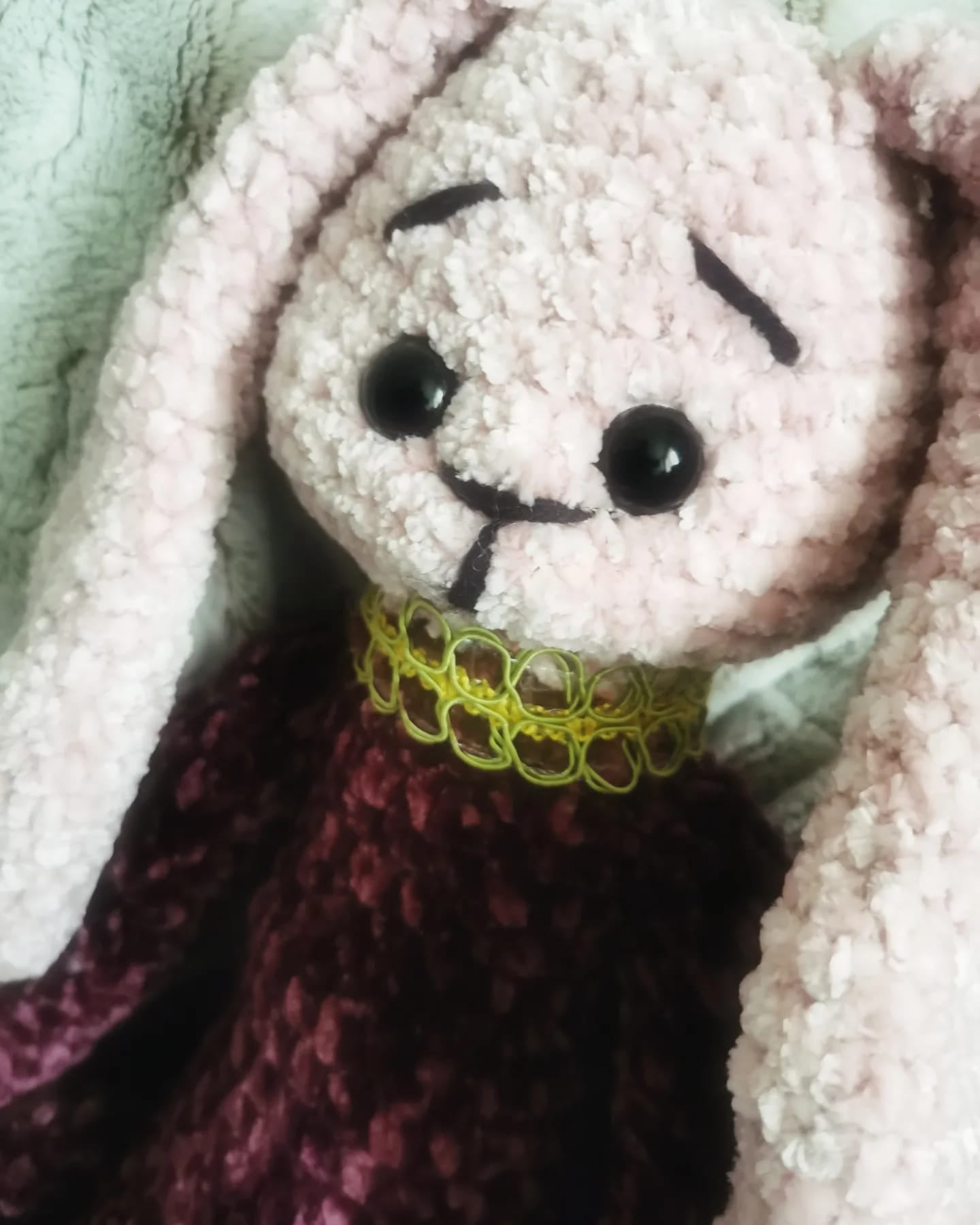 Amigurumi lapine peluche au crochet velvet rose et bordeaux