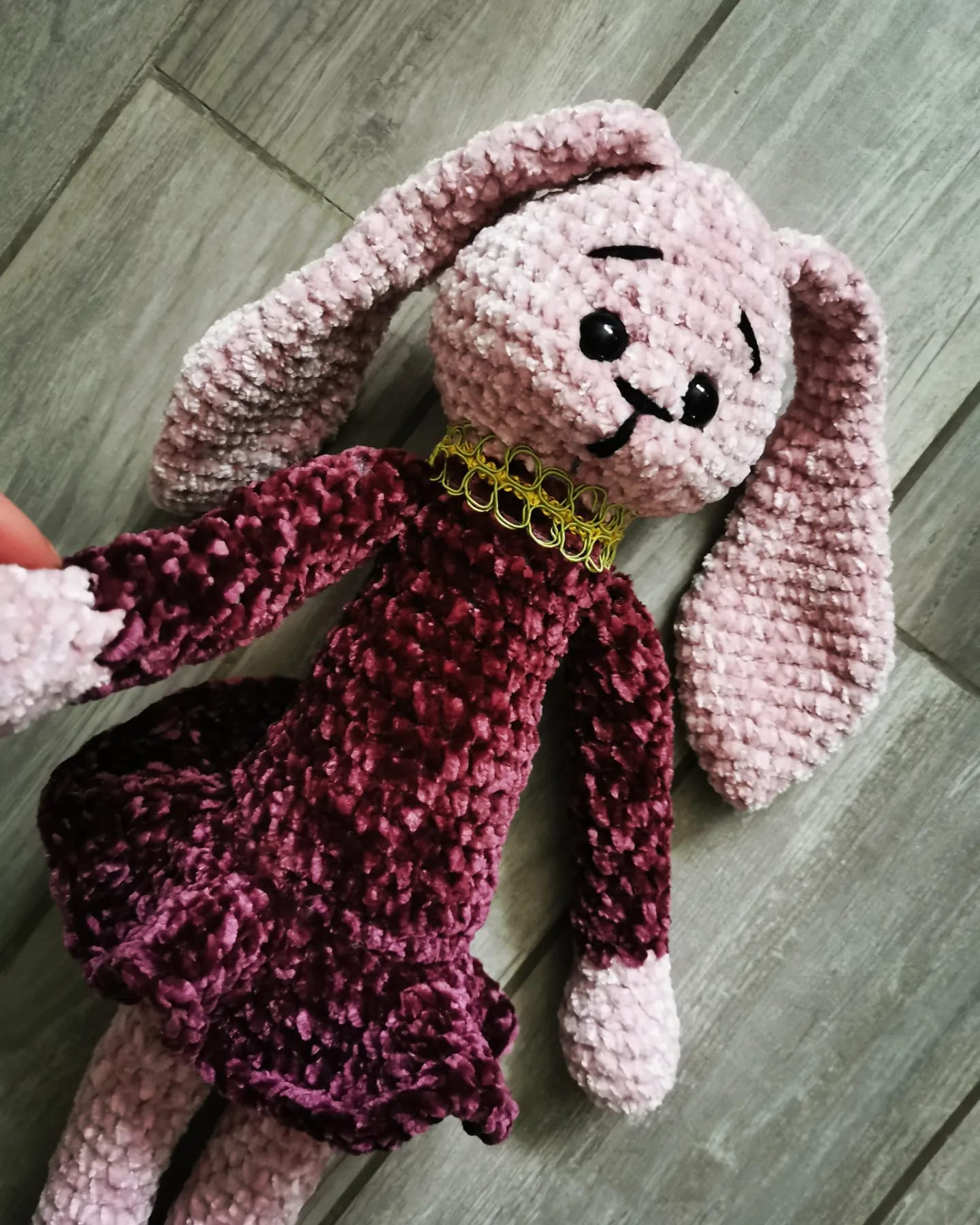 Amigurumi lapine peluche au crochet velvet rose et bordeaux