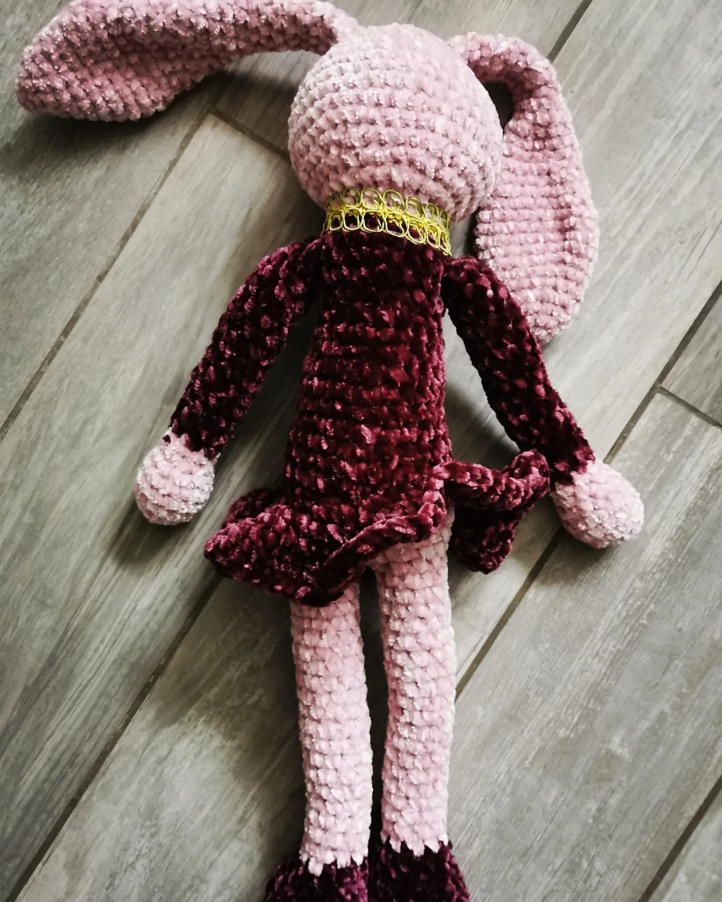 Amigurumi lapine peluche au crochet velvet rose et bordeaux