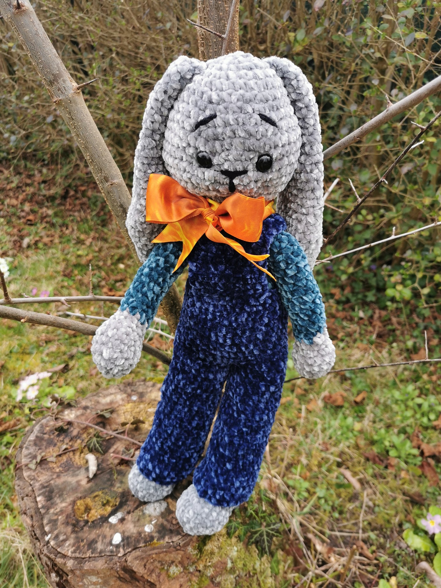 Amigurumi lapin peluche au crochet velvet gris et bleu en salopette