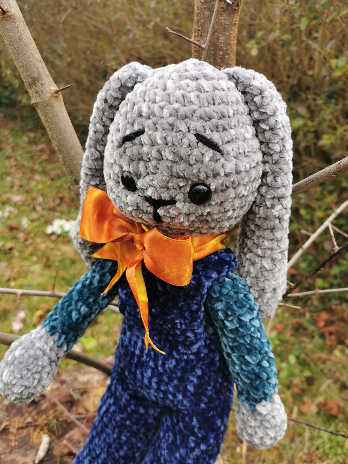 Amigurumi lapin peluche au crochet velvet gris et bleu en salopette