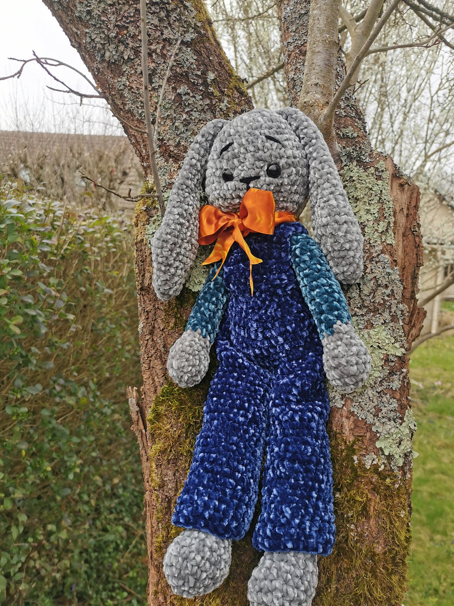 Amigurumi lapin peluche au crochet velvet gris et bleu en salopette