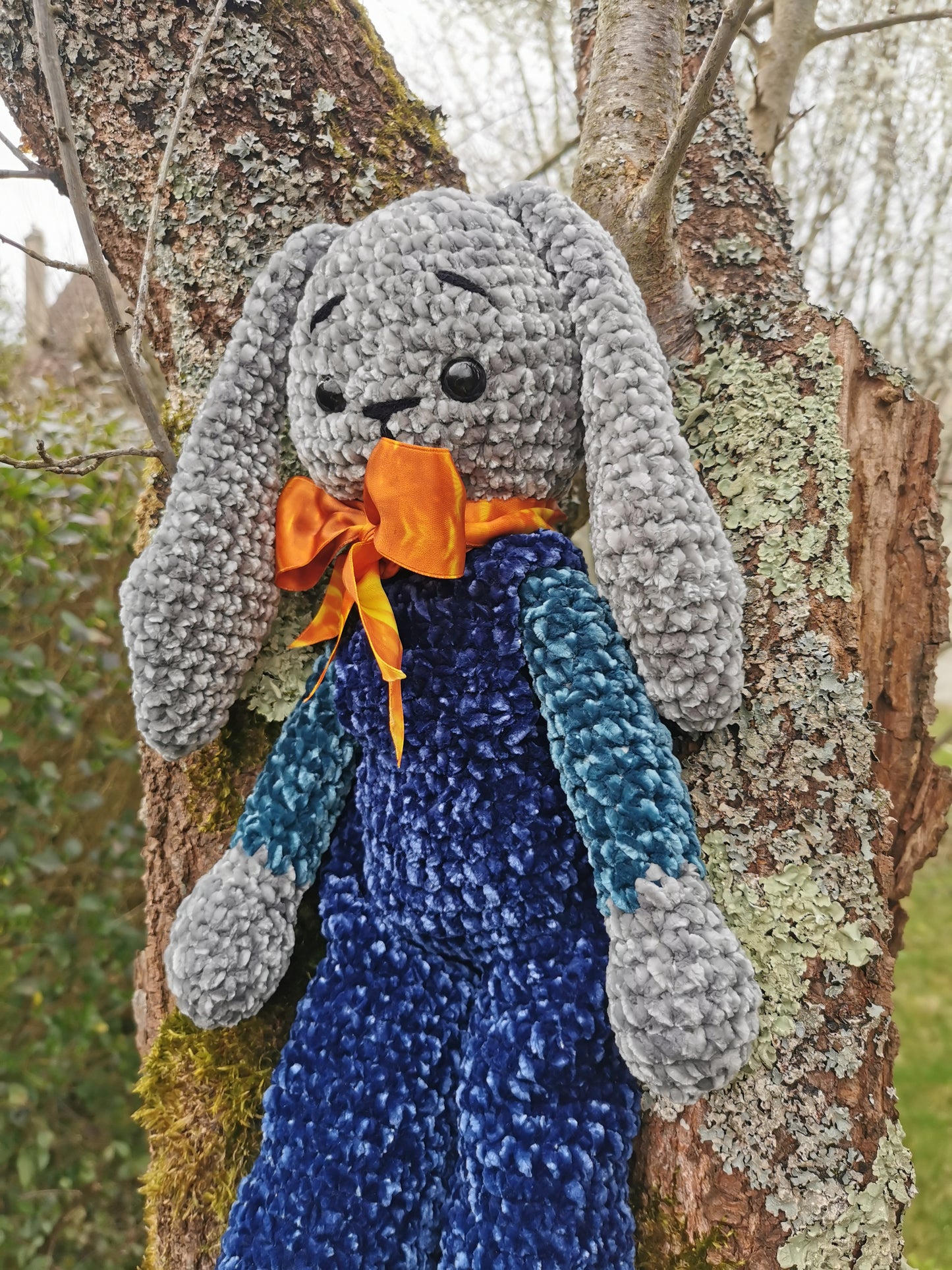 Amigurumi lapin peluche au crochet velvet gris et bleu en salopette