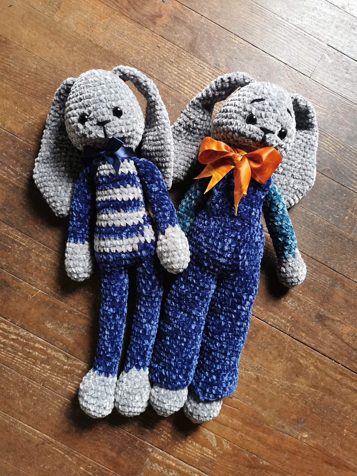 Amigurumi lapin peluche au crochet velvet gris et bleu en salopette