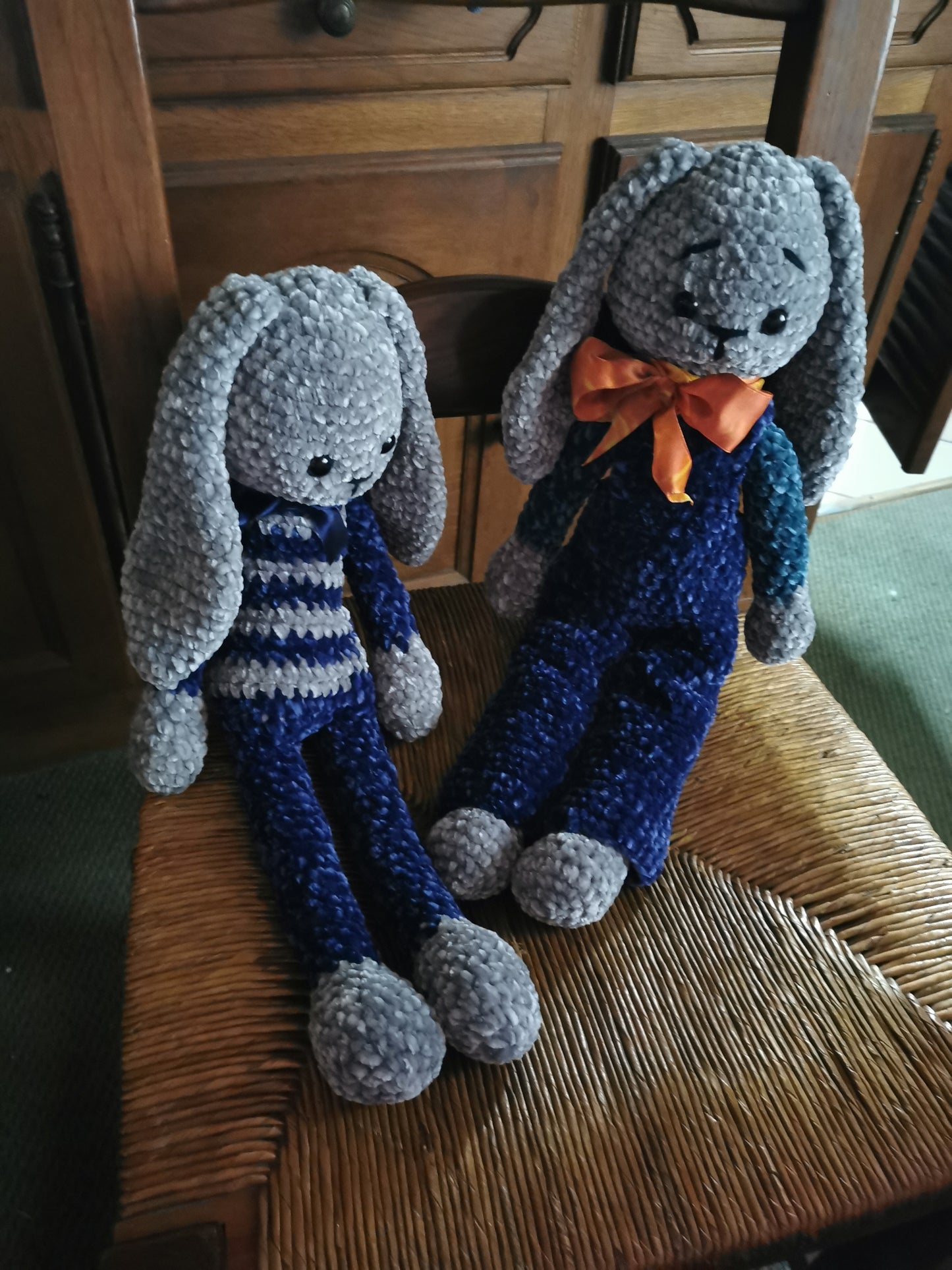 Amigurumi lapin peluche au crochet velvet gris et bleu en salopette