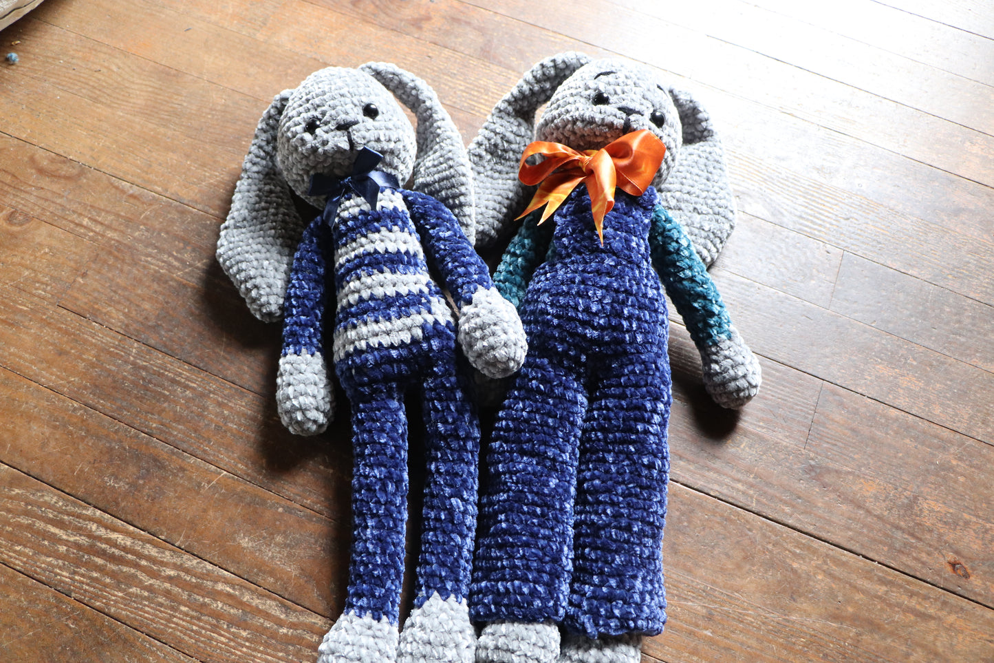 Amigurumi lapin peluche au crochet velvet gris et bleu en salopette