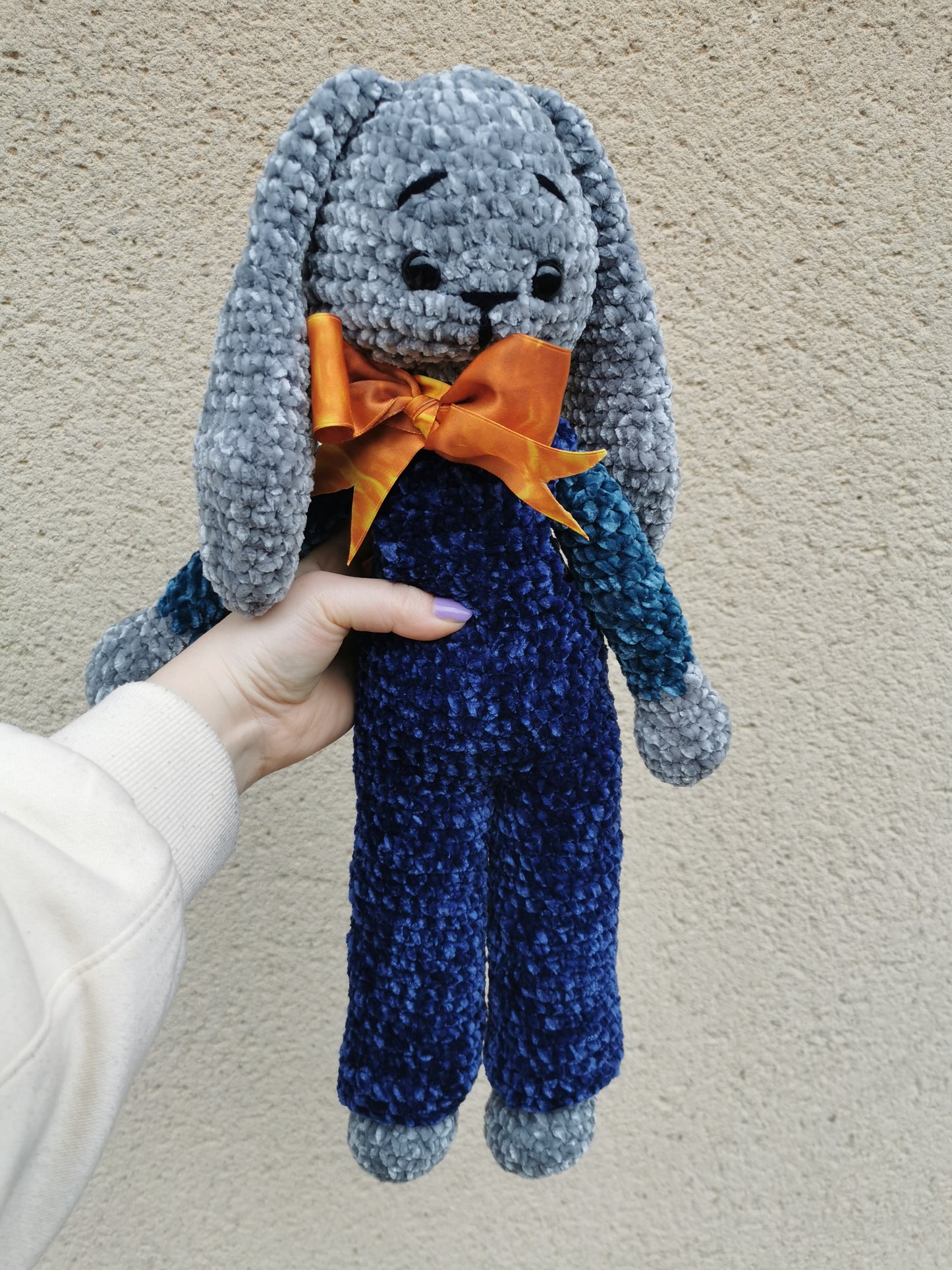 Amigurumi lapin peluche au crochet velvet gris et bleu en salopette
