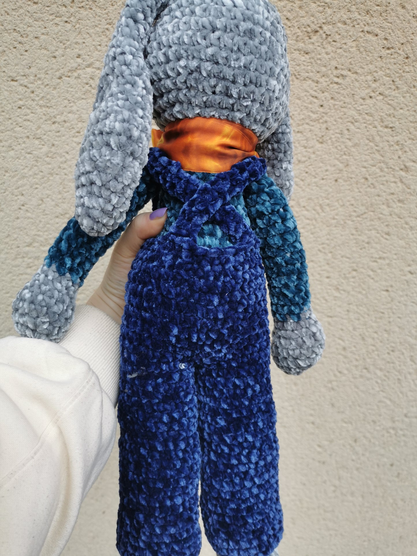 Amigurumi lapin peluche au crochet velvet gris et bleu en salopette