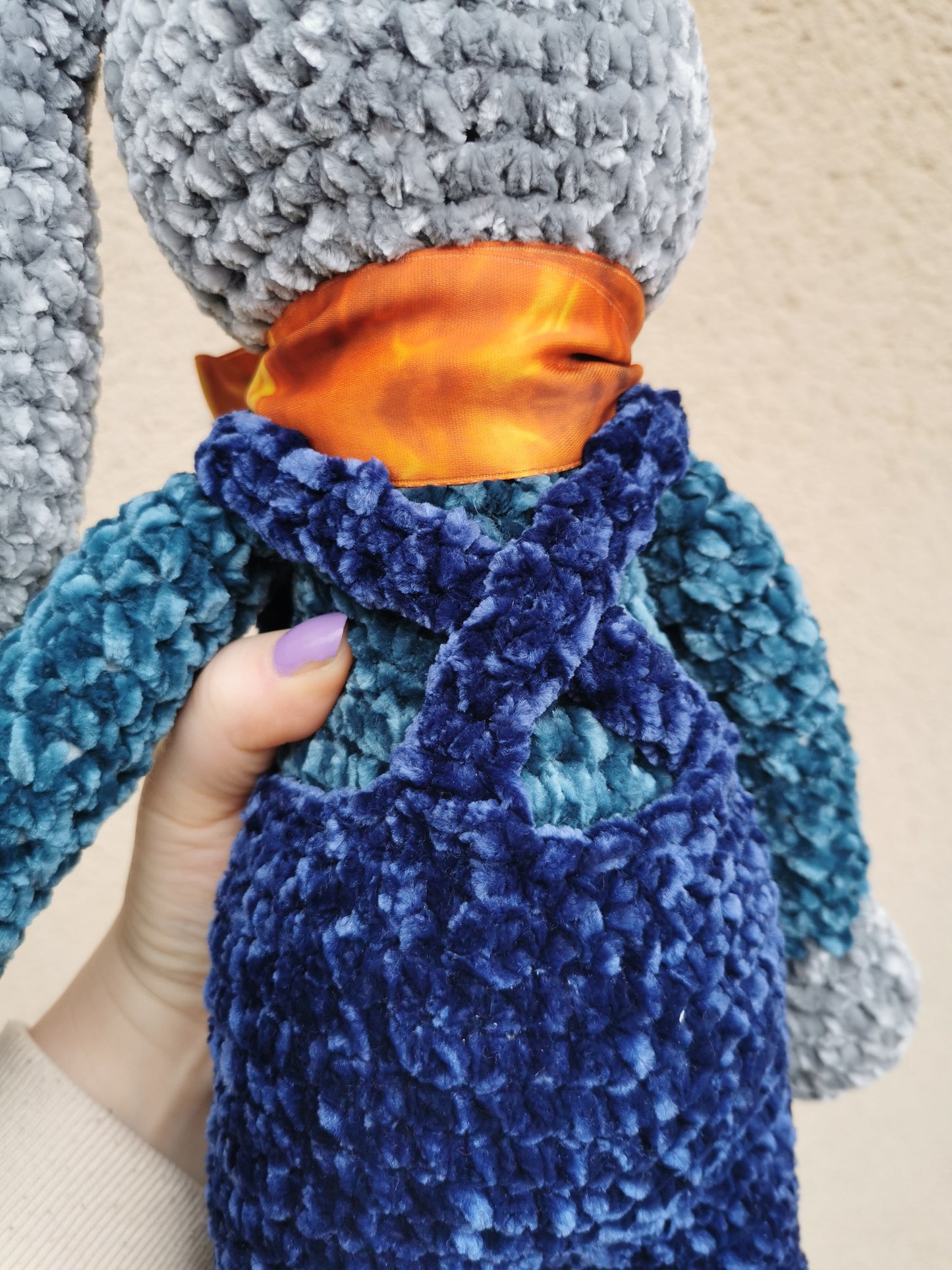 Amigurumi lapin peluche au crochet velvet gris et bleu en salopette