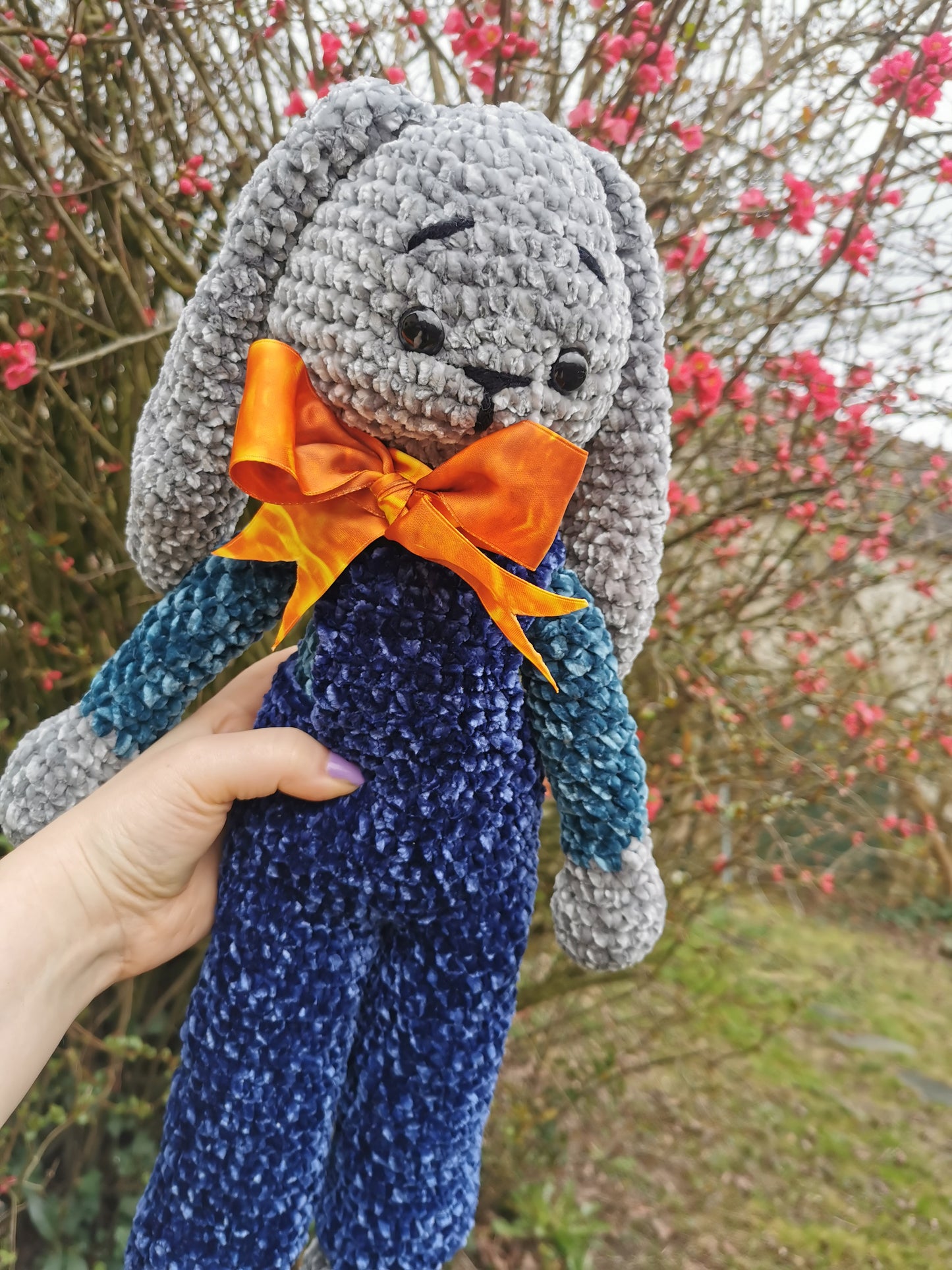 Amigurumi lapin peluche au crochet velvet gris et bleu en salopette