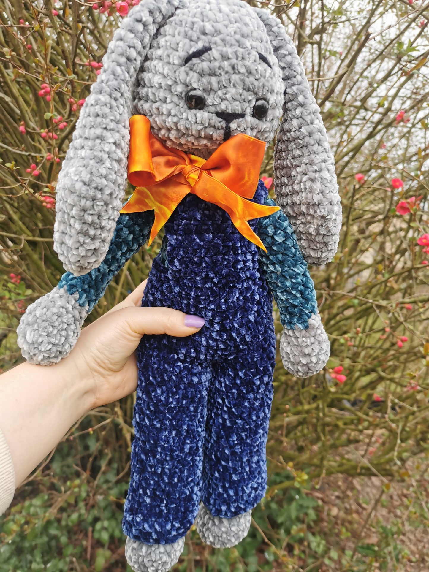 Amigurumi lapin peluche au crochet velvet gris et bleu en salopette