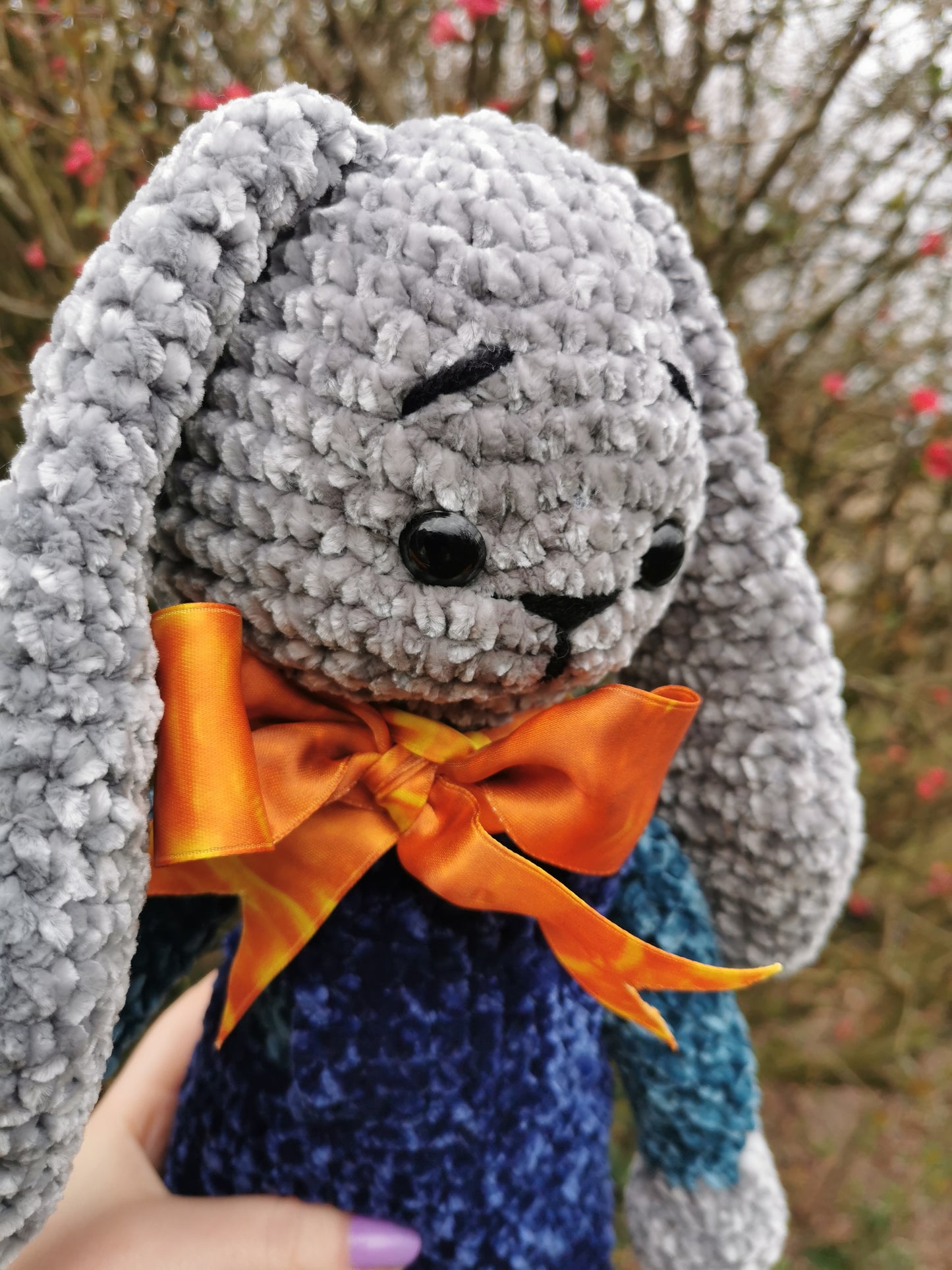 Amigurumi lapin peluche au crochet velvet gris et bleu en salopette