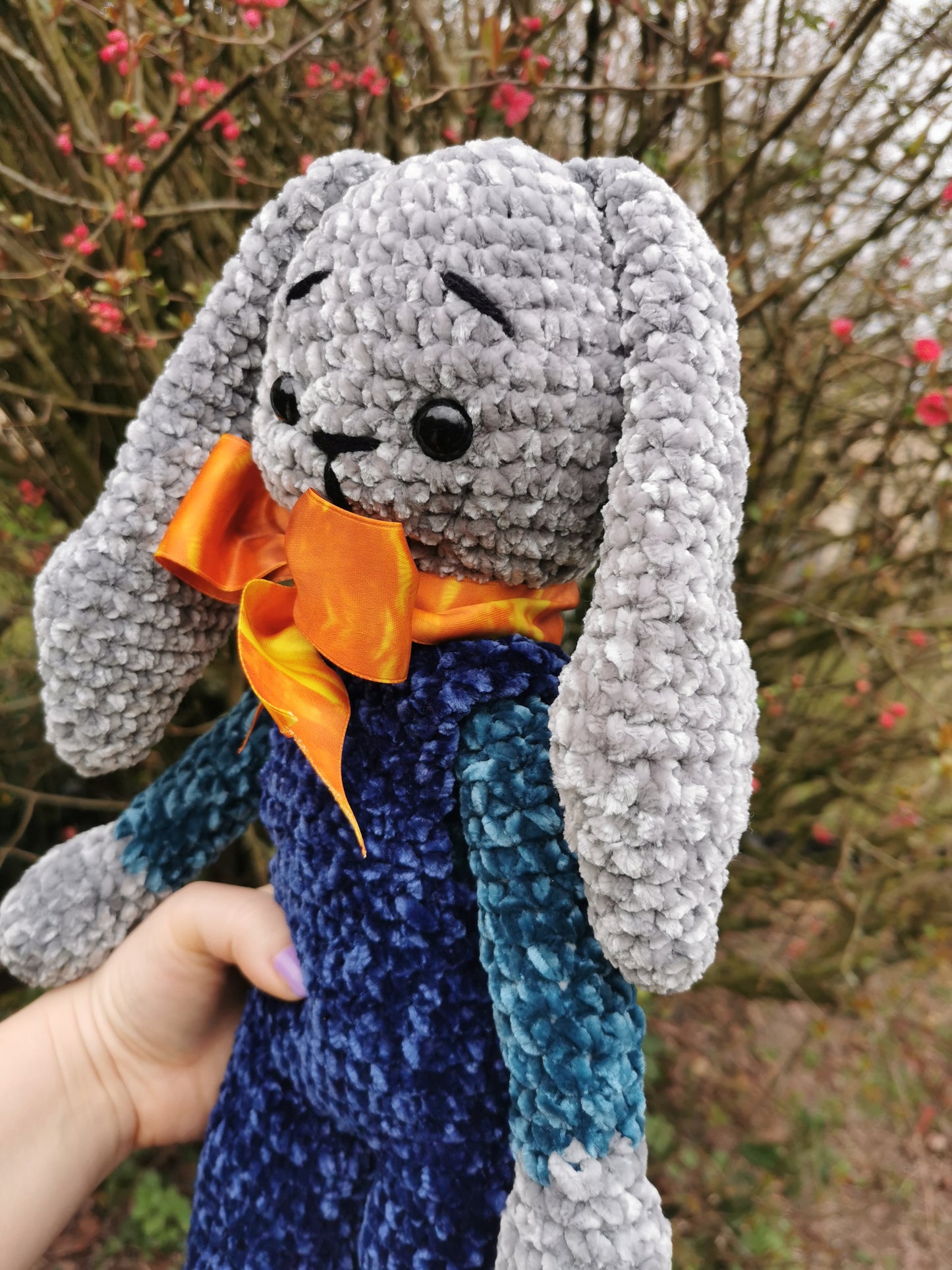 Amigurumi lapin peluche au crochet velvet gris et bleu en salopette